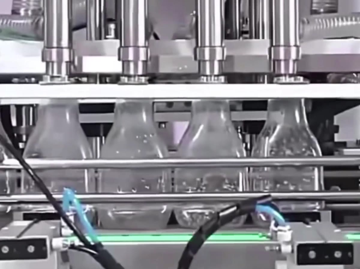 Product feed arrangement for a volumetric filling machine